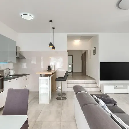 Zdenka With Common Pool 3* Medulin