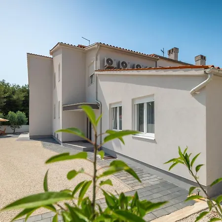 Zdenka With Common Pool Casa de hóspedes Medulin