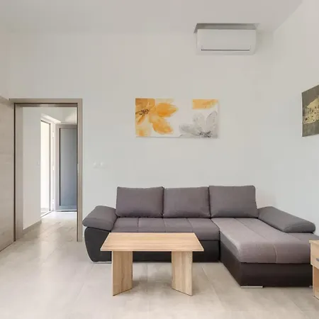 Zdenka With Common Pool Guest house *