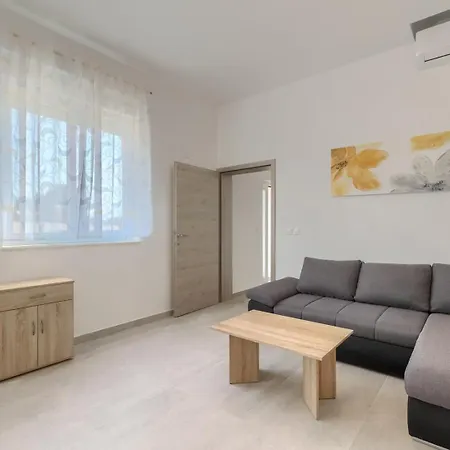 Zdenka With Common Pool 招待所 梅杜林