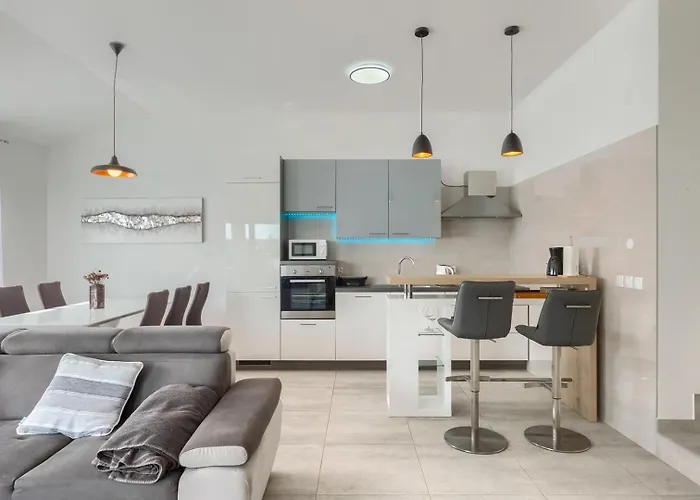 Zdenka With Common Pool Gostinjska kuća