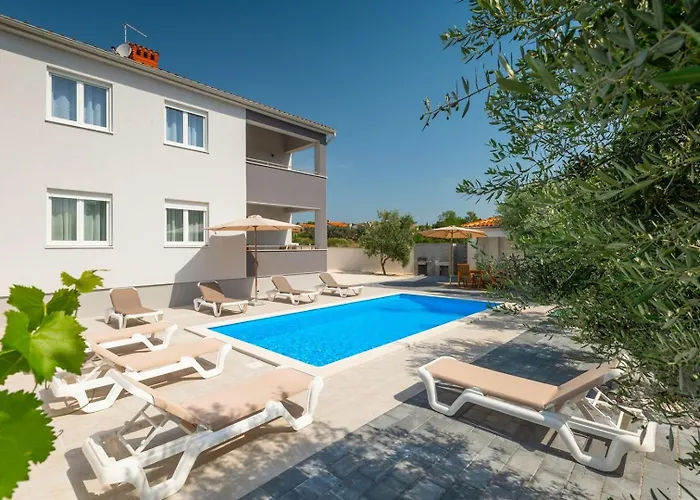 Zdenka With Common Pool Gostinjska kuća