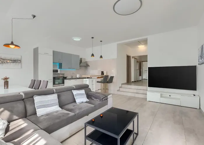 Zdenka With Common Pool Gostinjska kuća