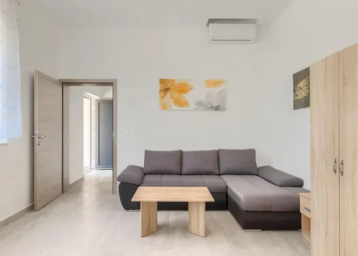 Zdenka With Common Pool Gostinjska kuća 3*