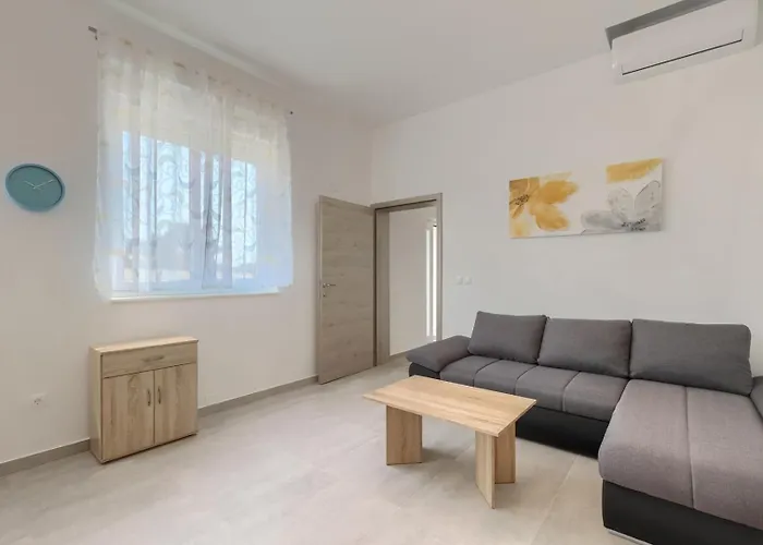 Zdenka With Common Pool Gostinjska kuća Medulin