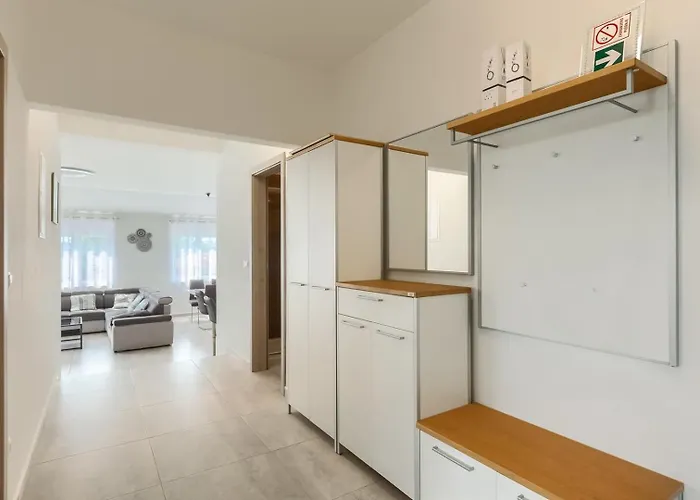 Zdenka With Common Pool Gostinjska kuća Medulin