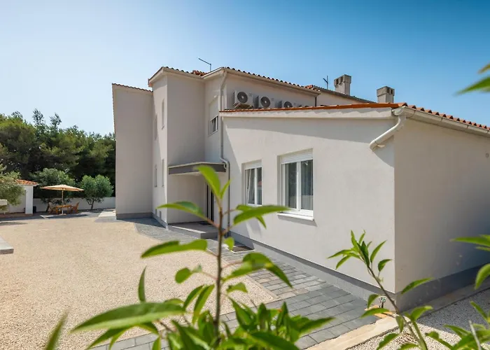 Zdenka With Common Pool Gostinjska kuća Medulin