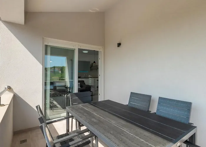 Zdenka With Common Pool Gostinjska kuća 3*