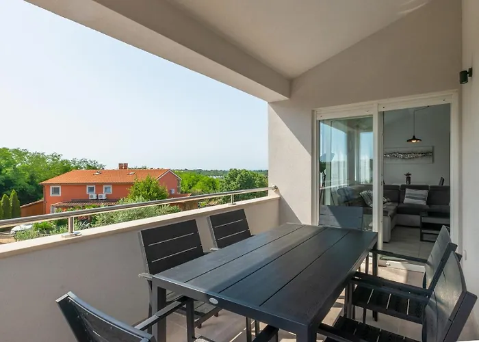 Zdenka With Common Pool Gostinjska kuća 3*