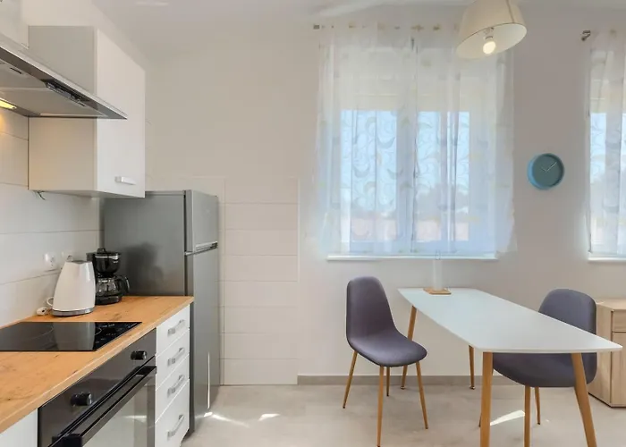 Zdenka With Common Pool 3* Medulin